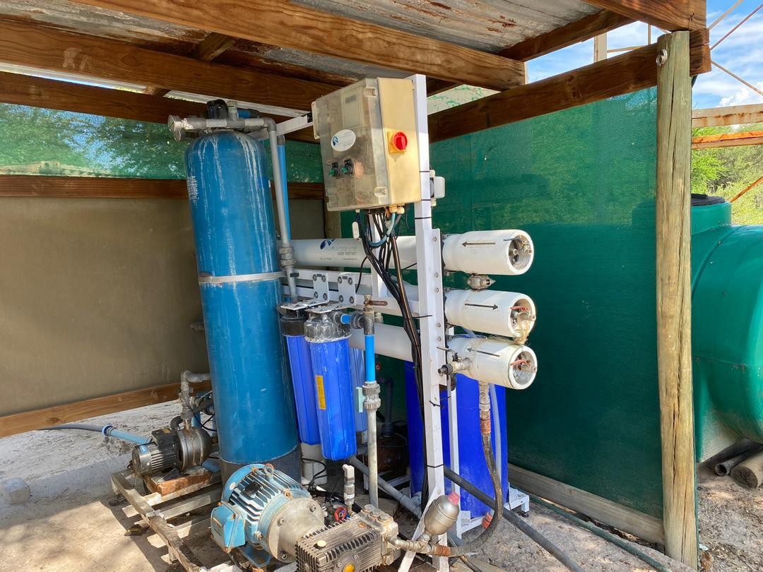 Packaged reverse osmosis plant under a site shelter